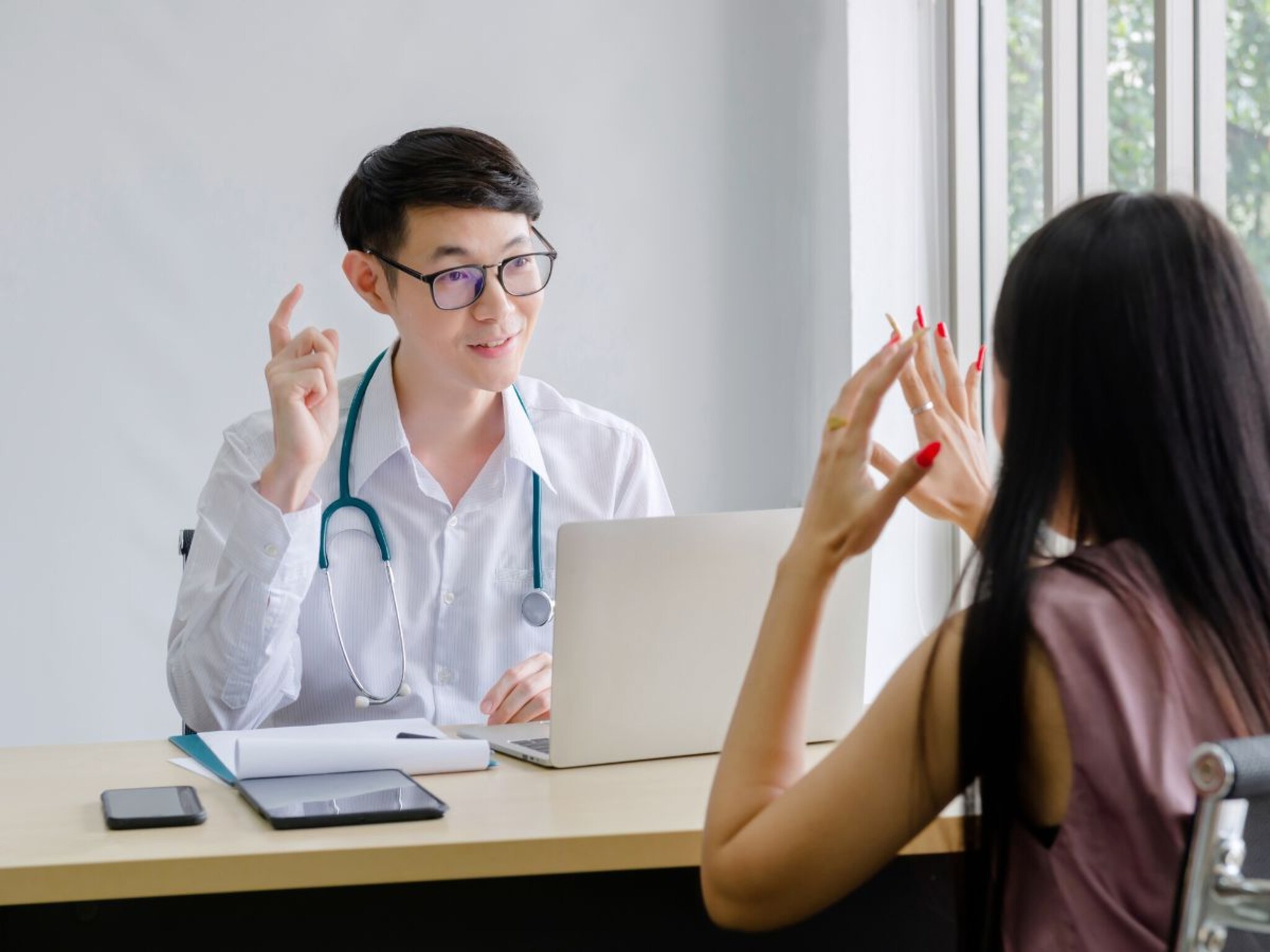 Psychologist vs Psychiatrist: सायकोलॉजिस्ट आणि सायकीअ‍ॅट्रिस्ट यात फरक काय? कोण करतो 'डोक्याचं' उपचार?