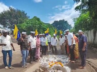 पुणे तिथे काय उणे! वैतागलेल्या पुणेकरांनी दसऱ्याला केली खराब रस्त्यांची  पूजा