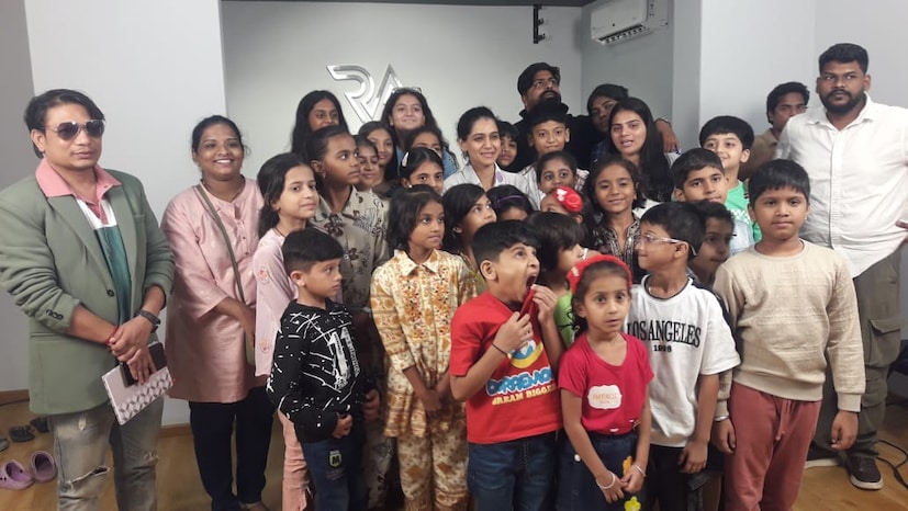 एका फोटोमध्ये अभिनेत्री उर्मिला कोठारे सुद्धा दिसत आहे. हा फोटो रा स्टुडिओमधलाच आहे. यावेळी लहान मुलांनी त्यांच्यासोबत हा फोटो काढला होता. 