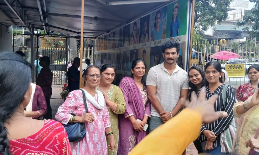 मागील ६ दिवसांपासून १०० विद्यार्थ्यांचं इथं ऑडिशन घेण्यात आलं. यावेळी मराठी आणि हिंदीतील कलाकार मंडळी सुद्धा या रा स्टुडिओमध्ये येऊन गेली होती. त्यावेळी पालक आणि विद्यार्थ्यांनी त्यांच्यासोबत फोटो सुद्धा काढले होते. 