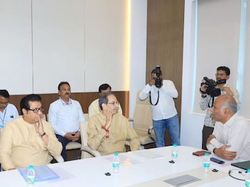 राज ठाकरे-उद्धव ठाकरे यांची राज्य निवडणूक आयुक्तांशी चर्चा