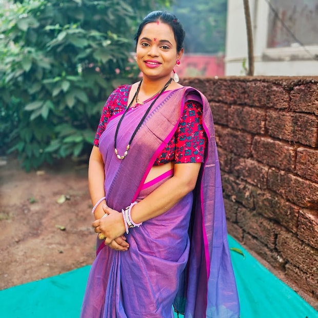  पूजा पुढे म्हणतेय,"आता कुठे आपला संसार नीट सुरू झाला होता आणि अचानक एक चाक निखळून पडावं तसं तुझं जाणं झालं. श्रीजाच्या जन्मानंतर माझ्या आईला अचानक जावं लागलं असल्याने त्यावेळी माझी आणि श्रीजाची तुच आई बनलास. मी हे सगळं कसं विसरू. पण एक दिवस तुला श्रद्धांजली करणारा व्हिडीओ मला करावा लागेल असं स्वप्नातसुद्धा वाटलं नव्हतं. तुझ्या जाण्यानंतर अनेकांची मने हळहळली".