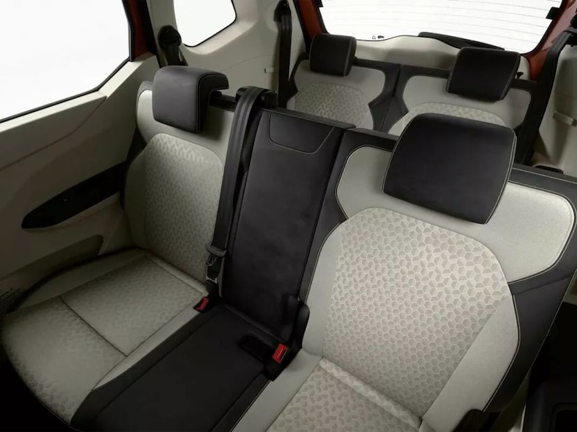  Renault Triber मध्ये वायरलेस ॲपल कार प्ले आणि अँड्रॉइड ऑटो सुद्धा दिलं आहे. तसंच, स्टीअरिंग माउंटेड कंट्रोल सोबत वायरलेस चार्जर देखील पाहायला मिळतो. या कारमध्ये तुम्हाला रेन सेन्सिंग वायपर आणि ड्रायव्हर डिजिटल डिस्प्ले देखील मिळतो.