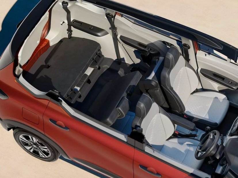 उन्हाळ्याचे दिवस सुरू झाले की, सगळ्यांना गारेगार प्रवासाची आठवण होते, पण हा प्रवास काही दुचाकी किंवा सरकारी बसमध्ये अनुभवता येणार नाही. त्यासाठी स्वत:च्या मालकीची एखादी छोटी का असेना कार दारात हवी असते. पण, फॅमिली मोठी असते अन् बजेटही नसल्यामुळे मोठी कार घेण्याचं स्वप्न हे स्वप्नचं राहुन जातं. पण, आता स्वप्न सत्यात उतरवण्याची वेळ आली आहे. कारण, बाजारात अशा २ गाड्या आहे, ज्यामध्ये ७ जण आरामात बसतील आणि कारच्या किंमतीत गाडी दारातही उभी राहिल. उन्हाळ्याचे दिवस सुरू झाले की, सगळ्यांना गारेगार प्रवासाची आठवण होते, पण हा प्रवास काही दुचाकी किंवा सरकारी बसमध्ये अनुभवता येणार नाही. त्यासाठी स्वत:च्या मालकीची एखादी छोटी का असेना कार दारात हवी असते. पण, फॅमिली मोठी असते अन् बजेटही नसल्यामुळे मोठी कार घेण्याचं स्वप्न हे स्वप्नचं राहुन जातं. पण, आता स्वप्न सत्यात उतरवण्याची वेळ आली आहे. कारण, बाजारात अशा २ गाड्या आहे, ज्यामध्ये ७ जण आरामात बसतील आणि कारच्या किंमतीत गाडी दारातही उभी राहिल.