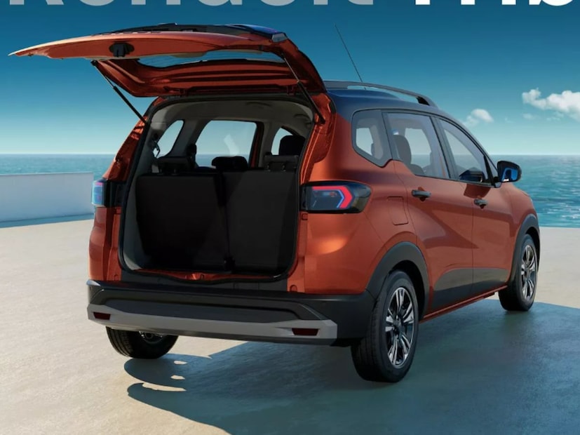  Renault Triber च्या फेसलिफ्टच्या डिझाइनमध्ये बरेच बदल पाहायला मिळतील, ज्यात नवीन 2D लोगो देखील तुम्हाला खूप आवडेल. तसंच, यात एक दमदार एलईडी प्रोजेक्टर हेडलॅम्प आणि डीआरएल (DRL) देण्यात आला आहे, जो पूर्णपणे ऑटोमॅटिक आहे आणि रात्र होताच आपोआप ऑन होतो.