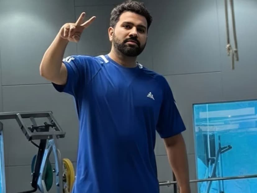 रोहित शर्माने ज्या प्रकारे हे वजन कमी केलं आहे ते पाहून चाहत्यांना मोठा शॉक बसला आहे. आणि रोहित शर्माच्या या फोटोची सोशल मीडियावर प्रचंड चर्चा रंगली आहे. 