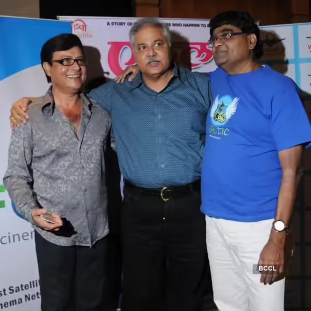 सचिन पिळगांवकर यांनी 'न्यूज१८ शोशा'शी बोलताना सतीश शाह यांच्या निधनावर शोक व्यक्त केला आणि त्यांच्या आयुष्यातील एक अत्यंत भावनिक किस्सा सांगितला. सचिन आणि सतीश यांची मैत्री १९८७ मध्ये सचिन दिग्दर्शित 'गंमत जंमत' या मराठी चित्रपटाच्या सेटवर जुळली होती.