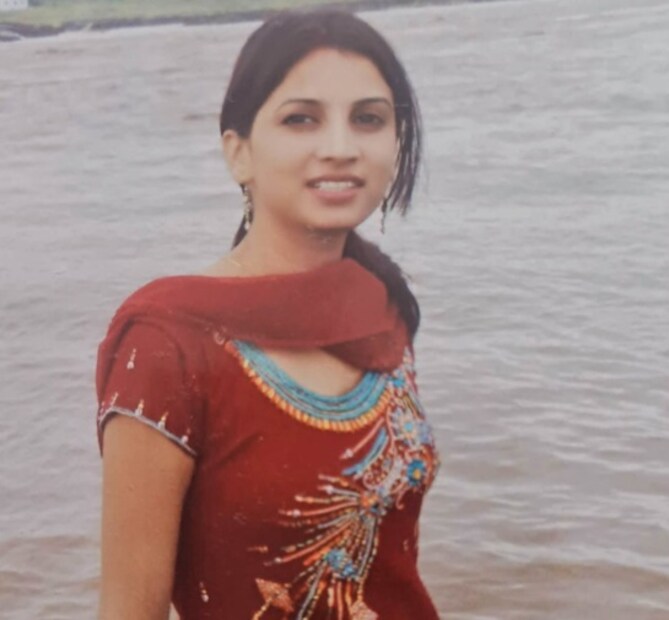 सकाळी उठल्यावर त्यांचे पहिले काम असायचे ते महुआ वेचणे आणि विडीच्या पानांची तोडणी करणे. कुटुंबातील इतर सदस्यही याच कामात दिवसभर व्यस्त असायचे. जशा त्या मोठ्या होत गेल्या, तसतशी त्यांची शिक्षणाची भूक वाढू लागली. घरची परिस्थिती हलाखीची असतानाही त्यांच्या आई-वडिलांनी त्यांच्या शिक्षणात कोणतीही कसर सोडली नाही. सविताने गावात राहून दहावीची परीक्षा उत्तीर्ण केली. ही छोटीशी वाटणारी पण मोठी कामगिरी करणारी ती आपल्या गावची पहिली मुलगी ठरली. या यशानंतर मात्र, त्यांच्या आयुष्यात नियतीने दुसरी परीक्षा ठेवली होती. लवकरच त्यांचे लग्न झाले आणि येथूनच त्यांच्या संघर्षाच्या एका नव्या कथेला सुरुवात झाली.