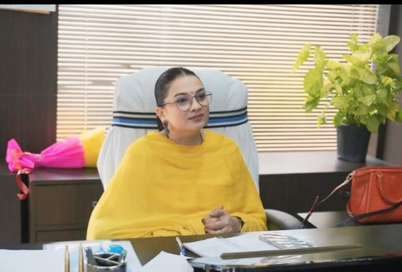 मी कपडे भांडी करेन, कोणतंही काम करेन, वेळ पडली तर वेश्येचंही काम करेन रेल्वे स्थानकात झोपेन, मात्र इथे राहणार नाही हा विचार मनात पक्का झाला. दोन मुलांना घेऊन मी घराबाहेर पडले. त्यावेळी माझी आई माझ्यामागे उभी राहिली. तिने मला पार्लरमध्ये नोकरी दिली. छोटी कामं करुन उदरनिर्वाह करायला सुरू केला. शिलाईचं काम सुरू केलं आणि लहान मुलांना शिकवण्याचं काम सुरू केलं. त्यासोबत स्वत:ही अभ्यासाला सुरुवात केली. 