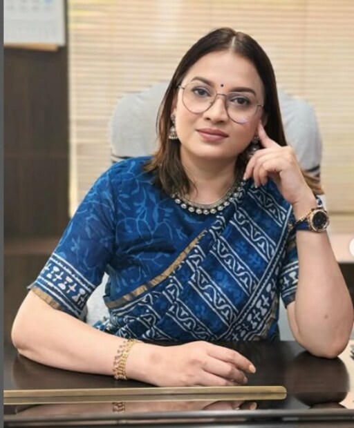 २००५ मध्ये, पहिल्याच प्रयत्नात त्यांनी MPSC परीक्षा उत्तीर्ण केली. त्यांनी मुलाखत, पूर्व आणि मुख्य परीक्षा उत्तीर्ण झाल्यावर त्यांना एकूण ₹७५,००० ची शिष्यवृत्ती मिळाली. विशेष म्हणजे, सविता यांनी MPSC परीक्षा दोनदा दिली होती. सविता प्रधान यांची पहिली पोस्टिंग मध्य प्रदेशातील नीमच जिल्ह्यात सीएमओ (मुख्य नगर पालिका अधिकारी) या पदावर झाली. आश्चर्याची गोष्ट म्हणजे, त्यावेळी त्यांचा मुलगा केवळ चार महिन्यांचा होता. आपल्या लहान बाळाला सोबत घेऊन त्या कार्यालयात जात असत आणि आपले कर्तव्य बजावत होत्या.