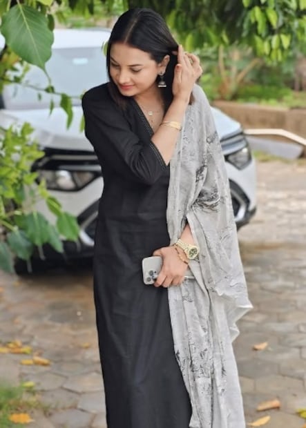 सविता म्हणतात, मला त्यावेळी फार समजत नव्हतं. मला तिथे नोकरासारखं वागवलं जात होतं. घरातलं सगळं काम करायला लावयाचे, त्यानंतर मारहाण आणि सतत पावलो पावली अपमान करायचे. तिथे ना झोपायला द्यायचे, ना खायला द्यायचे, ना मला स्वत:चं स्वातंत्र नव्हतं. खाली मान घालून मला बोलावं लागायचं, इतकी वाईट परिस्थिती होती. जेवण उरलं तर मी जेवायचे, नाहीतर उपाशी झोपायचं इतके भयंकर दिवस काढले. मी माझ्या वडिलांना सांगितलं की मला या घरात नाही राहायचं, मात्र माझे वडिल मला घ्यायला आलेच नाहीत. त्यानंतर मला समजलं, की मला वाचवायला कोणी येणार नाही. जे काही करायचं ते मलाच करायचं आहे. 