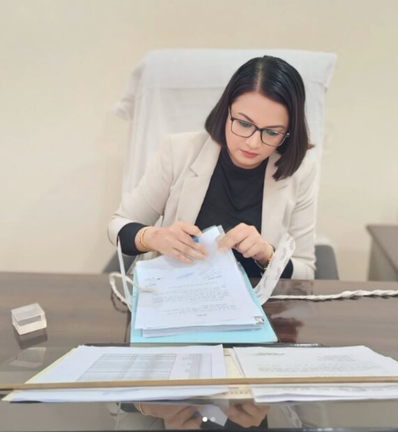 ज्याच्याशी माझं लग्न ठरवलं होतं तो माझ्यापेक्षा १०-१२ वर्षांनी मोठा होता. जेव्हा मला पहिल्यांदा पाहायला आला तेव्हा तो माझ्यावर जोरात ओरडला. तेव्हा मला पहिल्यांदी असं वाटलं की मला त्याच्याशी लग्न करायचं नाही. मी घरात स्पष्ट सांगितलं, तरी मला घरांची दबाव आणून त्याच्याशी दुसऱ्या दिवशी साखरपुडा केला आणि एक महिन्याने लग्न केलं. भोपाळमध्ये मोठा रिसेप्शन सोहळा पार पडला खरा, पण या लग्नानंतर सविता बालविवाहाचा दंश सहन करू लागल्या. एका मुलाखतीत त्यांनी सांगितले की, सासू, सासरे, नणंद आणि पतीने त्यांना खूप त्रास दिला, त्यांचा छळ केला. त्या दिवसांची आठवण येताच आजही त्यांच्या डोळ्यांत अश्रू येतात. 