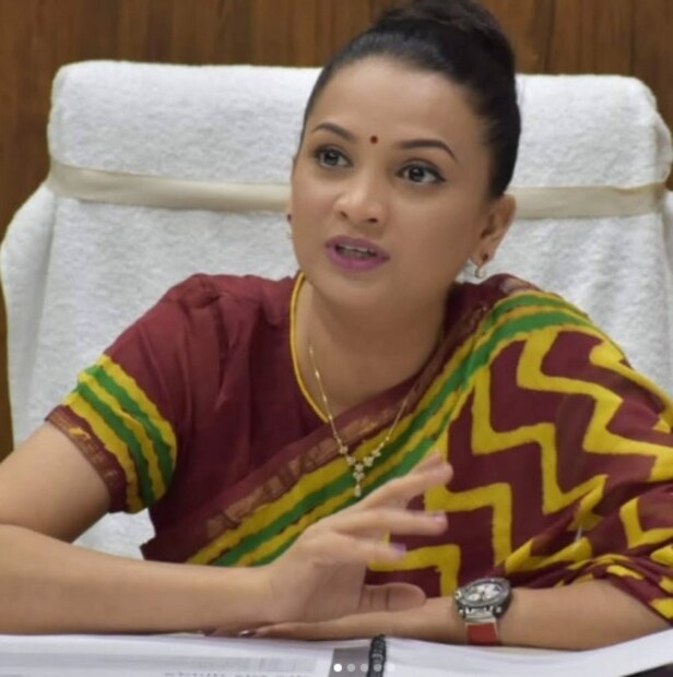 आई-वडील या चांगल्या नात्याला नकार देऊ शकले नाहीत आणि त्यांनी मुलीला लग्नासाठी राजी केले. अशा प्रकारे अवघ्या १६ वर्षांच्या कोवळ्या वयात त्यांचा विवाह झाला. जिथे त्यांचे चांगले दिवस सुरू होतील अशी अपेक्षा होती, तेथून त्यांच्या आयुष्यातील कठीण आणि वाईट दिवसांना सुरुवात झाली, असे सविता यांनी एका मुलाखतीत सांगितले होते.