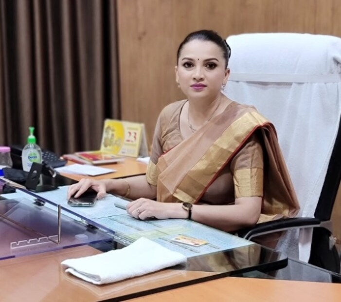 सविता लहानपणापासूनच अभ्यासात हुशार होत्या. गरिबीमुळे आर्थिक स्थिती चांगली नसतानाही त्यांना शिक्षणासाठी शिष्यवृत्ती मिळत असे, ज्यामुळे त्यांचे शिक्षण पूर्ण झाले. दहावी उत्तीर्ण झाल्यावर गावपासून ७ किमी दूर असलेल्या कॉलेजमध्ये त्यांनी विज्ञान शाखेत प्रवेश घेतला. त्यांचे स्वप्न डॉक्टर बनण्याचे होते. सविताचे आई-वडील शिकलेले नव्हते, पण मुलीला शिक्षणासाठी ते नेहमीच प्रोत्साहन देत राहिले. मात्र, सविता जेव्हा १२ वी मध्ये होत्या, तेव्हा एका श्रीमंत कुटुंबाकडून त्यांच्यासाठी मागणी आली. 