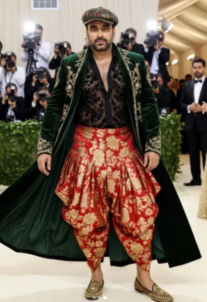  'हे खरे फोटो आहेत की AI', 'तुमचं फोटोशूट झालं असेल तर मी दिवाळीत हे परिधान करू शकतो का?', जबरदस्त दिसताय, दिवसेंदिवस हा माणूस तरुण होतोय, अशा कमेंट्स पंकज त्रिपाठीच्या फोटोवर नेटकऱ्यांनी केल्या आहेत.
