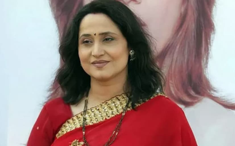  निशिगंधा वाड लहान असताना त्यांच्या घरी भंगार नेण्यासाठी एक वयस्कर व्यक्ती आलेली. त्यावेळी त्या वयस्कर व्यक्तीला पाहून, त्यांची परिस्थिती पाहून छोट्या निशिगंधाला दया आली. आपण त्या आजोबांना आर्थिक मदत केली पाहिजे, असं त्यांना वाटलं आणि त्या हेतूने त्यांनी चक्क कपाटात ठेवलेले हिऱ्याचे कानातले त्या भंगार नेण्यासाठी आलेल्या या वयस्कर व्यक्तीला दिले.