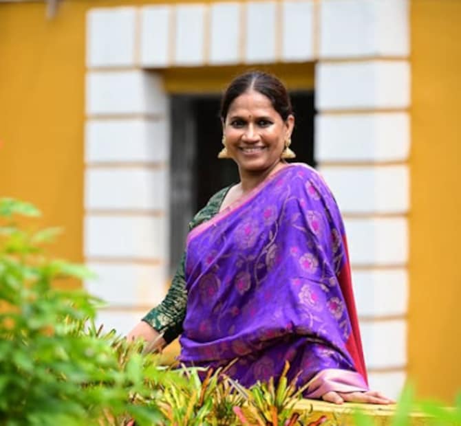  छाया कदम पुढे म्हणाल्या,"एका मराठी मुलीला या प्रोजेक्टचा भाग केल्याबद्दल आभार. मला स्वत:वर विश्वास नव्हता की मी या पात्राला न्याय देऊ शकेल. किरणने माझा विश्वास वाढवला. शेवटी एवढचं सांगेल हा पुरस्कार त्यांच्यासाठी आहे जे इंडस्ट्रीत अनेक वर्षांपासून काम करत आहेत आणि मेरा टाईम कब आएगा असा विचार करत आहेत".