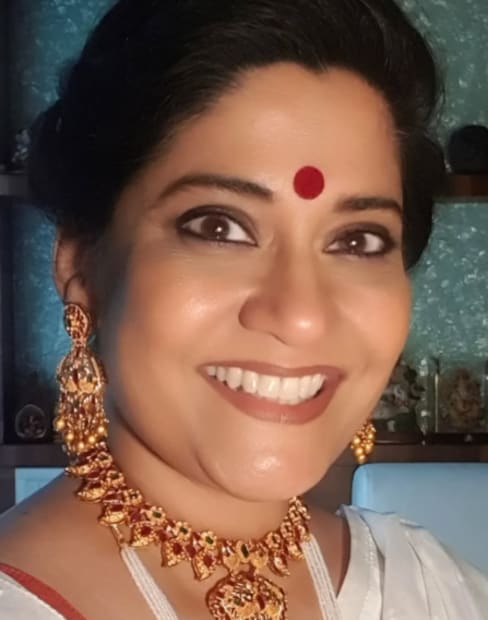  रेणुका शहाणे आपला पती आणि मुलासोबत सुखात राहत आहेत. पण नुकतचं अमुक-तमुकला दिलेल्या मुलाखतीत मी पुरुषांच्या घरात राहत असल्याचं वक्तव्य त्यांनी केलं आहे.