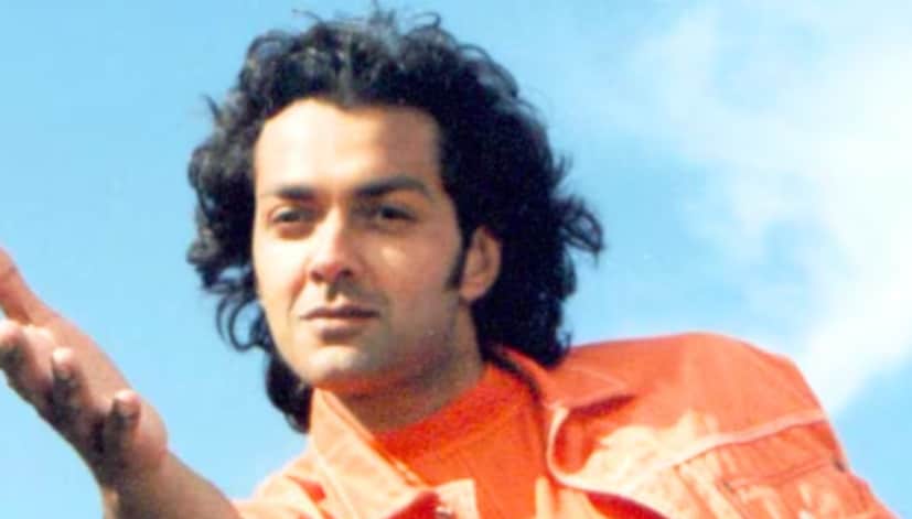  इंडस्ट्रीत 30 वर्ष पूर्ण केल्याबद्दल गरजू मुलांनी बॉबी देओलचं उत्साहात आणि प्रेमाने स्वागत केलं. मुलांनी त्याच्या स्वागतासाठी खास डान्स परफॉर्मन्स सादर केला. त्यांनी “रंग दे बसंती चोला” या देशभक्तीपर गाण्यावर नृत्य केलं आणि बॉबीला सरप्राइज देत त्यांच्या ‘सोल्जर’ या प्रसिद्ध चित्रपटातील “सोल्जर सोल्जर” या गाण्यावर परफॉर्म केलं. हे पाहून बॉबी देओल खूप खुश झाले. त्यांनी मुलांची स्तुती केली आणि त्यांना प्रोत्साहितही केलं. हा क्षण त्यांच्यासाठीही अविस्मरणीय ठरला.