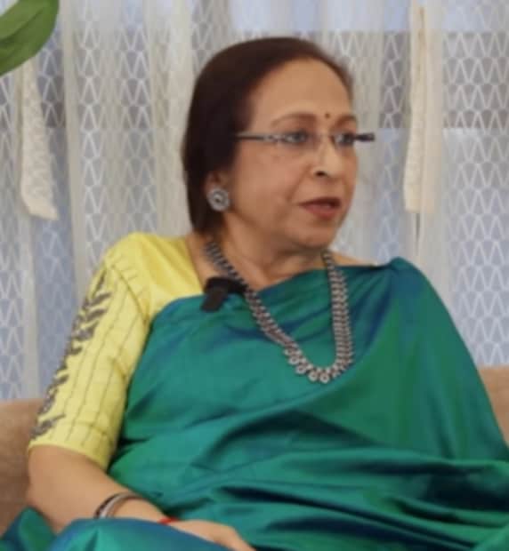  मराळमोळ्या गायिका अनुपमा देशपांडे म्हणाल्या,'आगे आगे चले हम' या गाण्याचं डबिंग मी केलं होतं. त्यावेळी यश चोप्रा यांनी माझं कौतुक केलं होतं".