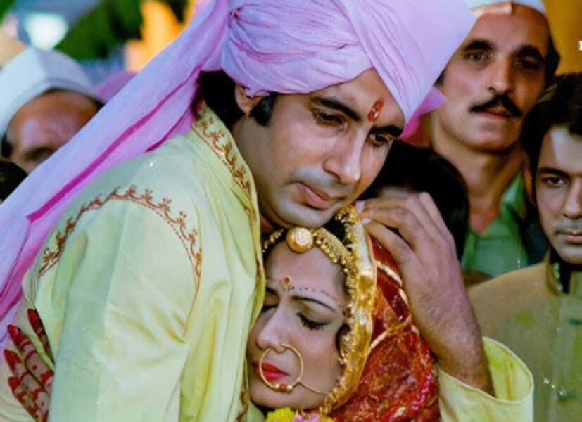  बहन-ओ-बहना : अर्जुनचं हे गाणं भावा-बहिणीच्या गोड नात्याची झलक दाखवतं. मोहम्मद अजीज आणि कविता कृष्णमूर्ती यांनी गायलेलं हे गाणं बप्पी लहरी यांनी संगीतबद्ध केलं आहे. या गाण्यात अमिताभ बच्चन, जया प्रदा आणि राधिकाची केमिस्ट्री पाहायला मिळते.