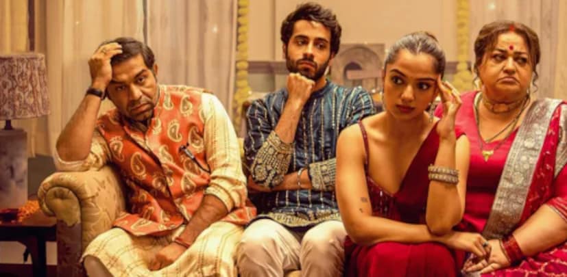  'ग्रेटर क्लेश' असं या चित्रपटाचं नाव आहे. हा चित्रपट 17 ऑक्टोबरला नेटफ्लिक्सवर रिलीज झाला होता. एका तरुण मुलीभोवती या चित्रपटाचं कथानक फिरतं, जी दिल्लीची रहिवासी आहे आणि नोकरीसाठी बेंगळुरूमध्ये काम करते. दिवाळीच्या सुट्ट्यांमध्ये ती दिल्लीच्या ग्रेटर कैलाशमधील आपल्या घरी परतते. मात्र, घरात येताच तिला मोठा धक्का बसतो. तिला कळतं की तिच्या कुटुंबियांना अनेक समस्या भेडसावत आहेत. ज्याबद्दल तिला आधी माहिती नव्हती. या उलगडण्यामुळे कुटुंबात भरपूर तणाव आणि क्लेश निर्माण होतो. ही रंजक आणि भावनिक कथा प्रेक्षकांना शेवटपर्यंत बांधून ठेवते.