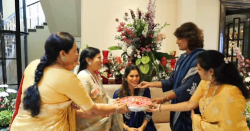  उपासनाने व्हिडीओ शेअर करत कॅप्शनमध्ये लिहिलं आहे,"यंदाची दिवाळी दुप्पट प्रेम आणि दुप्पट आशीर्वादाने भरलेली आहे". उपासनाचा हा व्हिडीओ व्हायरल होत असून चाहते सोशल मीडियाच्या माध्यमातून शुभेच्छांचा वर्षाव करत आहेत.