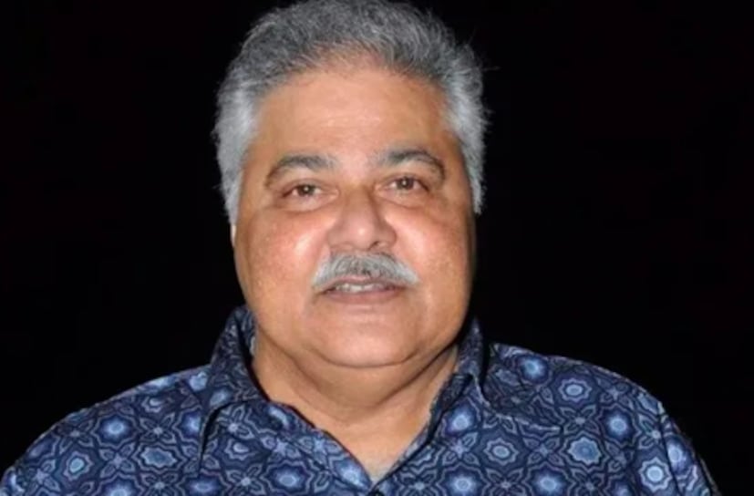  सतीश शाह यांनी बॉलिवूडमध्ये आपली सुरुवात छोट्या-छोट्या भूमिकांपासून केली, पण त्यांच्या प्रतिभेने लवकरच त्यांना ती ओळख मिळवून दिली, ज्याचे ते हक्कदार होते. 1983 मध्ये आलेल्या ‘जाने भी दो यारों’मधील त्यांची भूमिका जरी छोटी होती, तरी त्यांनी आपल्या उपस्थितीने प्रेक्षकांचे लक्ष वेधून घेतले. हा चित्रपट आजही भारतीय सिनेमा मधील क्लासिक मानला जातो. त्यानंतर त्यांनी अनेक चित्रपटांमध्ये काम केले, ज्यामध्ये ‘मैं हूँ ना’, ‘फना’ आणि ‘ओम शांति ओम’ सारखे ब्लॉकबस्टर चित्रपटही समाविष्ट आहेत.