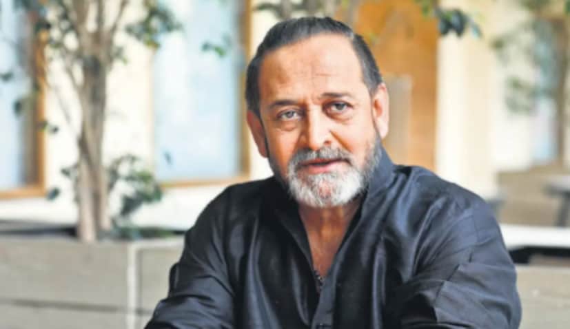 महेश मांजरेकर हे मराठी-हिंदी मनोरंजनसृष्टीतील लोकप्रिय दिग्दर्शक, निर्माते आहेत. अनेक दर्जेदार कलाकृतींच्या माध्यमातून ते आजवर प्रेक्षकांच्या भेटीला आले आहेत. अनेकदा ते इंडस्ट्रीतील कलाकारांना मदत करताना दिसून येतात.  महेश मांजरेकर हे मराठी-हिंदी मनोरंजनसृष्टीतील लोकप्रिय दिग्दर्शक, निर्माते आहेत. अनेक दर्जेदार कलाकृतींच्या माध्यमातून ते आजवर प्रेक्षकांच्या भेटीला आले आहेत. अनेकदा ते इंडस्ट्रीतील कलाकारांना मदत करताना दिसून येतात.