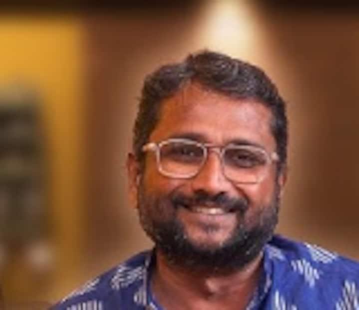  गॅस सिलेंडरबाबतचा किस्सा शेअर करत मंगेश सातपुते म्हणाले,"माझी आई पूर्वी स्टोवर जेवण बनवत असे. घरची परिस्थिती खूप बेताची आहे, दु:ख आहे, दारिद्रय आहे असं काही नव्हतं".