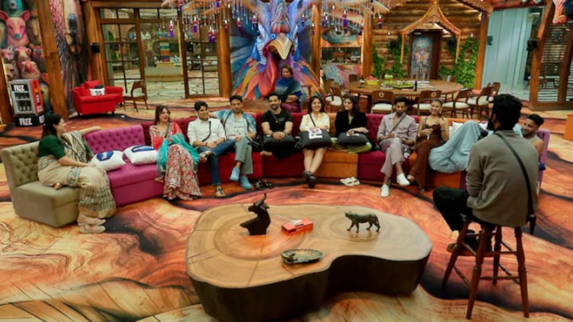 'बिग बॉस 19' हा छोट्या पडद्यावरील वादग्रस्त लोकप्रिय कार्यक्रम सध्या चांगलाच चर्चेत आहे. या आठवड्यात 'वीकेंड का वार'मध्ये सलमान खानने स्पर्धकांची चांगलीच शाळा घेतली. या आठवड्यात प्रणित मोरे, नेहल चुडासमा, बसीर अली आणि गौरव खन्ना हे चार सदस्य नॉमिनेट झाले होते. अशातच बिग बॉसने डबल एविक्शन करत चाहत्यांना मोठा धक्का दिला आहे.  'बिग बॉस 19' हा छोट्या पडद्यावरील वादग्रस्त लोकप्रिय कार्यक्रम सध्या चांगलाच चर्चेत आहे. या आठवड्यात 'वीकेंड का वार'मध्ये सलमान खानने स्पर्धकांची चांगलीच शाळा घेतली. या आठवड्यात प्रणित मोरे, नेहल चुडासमा, बसीर अली आणि गौरव खन्ना हे चार सदस्य नॉमिनेट झाले होते. अशातच बिग बॉसने डबल एविक्शन करत चाहत्यांना मोठा धक्का दिला आहे.