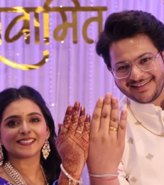  शिवानी आणि अमितवर सध्या सेलिब्रिटींसह चाहत्यांकडून शुभेच्छांचा वर्षाव होत आहे. अमित हा निवेदिता सराफ यांचा ऑनस्क्रीन मुलगा आहे. 'आई आणि बाबा रिटायर होत आहेत' या मालिकेत अमित निवेदिता सराफ यांच्यासोबत स्क्रीन शेअर करत आहे.