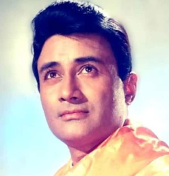  फॅशन आयकॉन देव आनंद हे त्याकाळी प्रत्येकाचेच फेव्हरेट होते. आजही त्यांचा मोठा चाहतावर्ग आहे. देव आनंद यांची एक झलक पाहण्यासाठी मुली कोणत्याही थराला जात असे. कधी एक झलक पाहण्यासाठी मुली छतांवरदेखील उभ्या राहत असे.