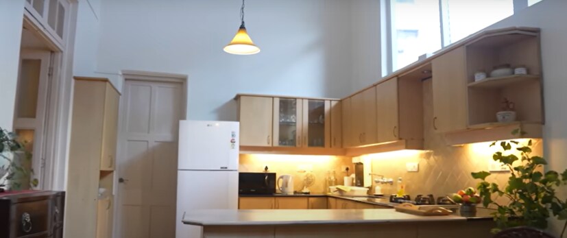  डायना पेंटीचं हे घर तिच्या पणजोबांचं आहे. घरातील फर्निचरपासून ते सजावटीपर्यंतच्या वस्तूंपर्यंत सर्वकाही वर्षानुवर्ष जुनं आहे.