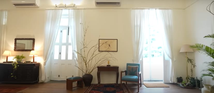  मोठ्या खिडक्या, लाकडी जिने, आलिशान दरवाजे आणि हिरवेगार अंगण या डायना पेंटीच्या घरातील गोष्टींनी चाहत्यांचं लक्ष वेधून घेतलं आहे.