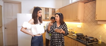 100 वर्ष जुन्या घरात राहते बॉलिवूड अभिनेत्री, पाहा INSIDE PHOTOS 100 वर्ष जुन्या घरात राहते बॉलिवूड अभिनेत्री, पाहा INSIDE PHOTOS