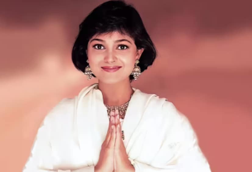  अलीशा चिनॉय मनोरंजनसृष्टीपासून दूर असली तर सोशल मीडियावर मात्र खूप सक्रीय आहे. आपल्या गाण्याचे व्हिडीओ आणि फोटो त्या चाहत्यांसोबत शेअर करत असतात.