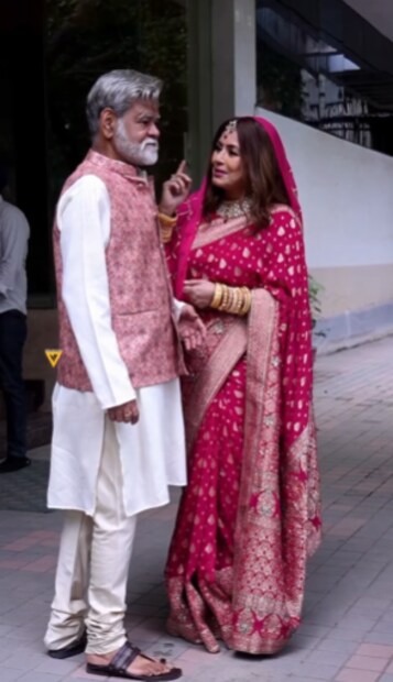  व्हायरल होणाऱ्या फोटो, व्हिडीओमध्ये महिमा चौधरी नववधूच्या लुकमध्ये दिग्गज अभिनेते संजय मिश्रा यांच्यासोबत पोज देताना दिसत आहे. व्हिडीओमध्ये महिमा चौधरी आणि संजय मिश्रा एकमेकांसोबत प्रेमाने संवाद साधताना दिसत आहेत. त्यांच्या नववधू-नववर लुकने चाहत्यांना चांगलच हैरान केलं आहे.