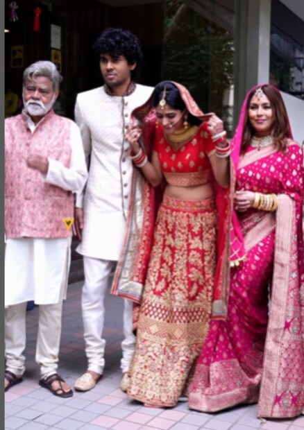  खरंतर महिना चौधरीने आपल्या वैयक्तिक आयुष्यात दुसरं लग्न केलेलं नाही. 'दुर्लभ प्रसाद की दूसरी शादी' या चित्रपटाच्या प्रमोशनदरम्यान महिमा चौधरी नववधूच्या लुकमध्ये दिसून आली आहे. तर संजय मिश्रा नववरच्या लुकमध्ये स्पॉट झाले आहेत.