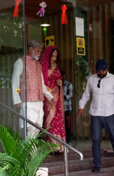  'दुर्लभ प्रसाद की दूसरी शादी' या चित्रपटाच्या प्रमोशनदरम्यानचे फोटो आणि व्हिडीओ नेटकऱ्यांचं चांगलच लक्ष वेधून घेत आहेत. चाहते कमेंट्स करत त्यांच्या प्रमोशनच्या हटके स्टाईलचं कौतुक करत आहेत.