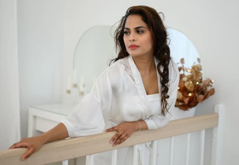  नरविनी म्हणाली,"अजमल अमीरने माझ्यावर जबरदस्ती करण्याचा प्रयत्न केला. पण नशिबाने मी वाचले. 2018 मध्ये चेन्नईतील एका मॉलमध्ये अजमल अमोरसोबत माझी पहिली भेट झाली होती. त्यावेळी आपल्या आगामी चित्रपटासाठी तो नायिका शोधत असल्याचं सांगून त्याने माझ्याकडून माझा संपर्कक्रमांक मागितला. पुढे व्हॉट्सअॅपवर मेसेज करत त्याने मला ऑडिशनसाठी तात्काळ यायला सांगितले. त्यावेळी मी डेन्मार्कला जाण्याची तयारी करत होते. फ्लाइट असूनही मी ऑडिशनला जाण्याचा निर्णय घेतला. अजमाल इंडस्ट्रीतील एक लोकप्रिय चेहरा असल्याने मला भीती वाटली नाही".