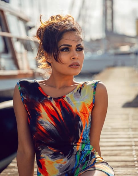  नरविनी पुढे म्हणाली,"अजमलने मला त्यावेळी ऑडिशनसाठी जे लोकेशन पाठवले होते ते फार परिचित नसलेल्या हॉटेटचे होते. तेव्हाच माझ्या मनात शंकेची पाल चुकचुकली होती. त्यामुळे मी घाबरतच त्या हॉटेलवर पोहोचले. दरम्यान मैत्रिणीला मेसेज केला होता की,"20 मिनिटांत माझा मेसेज आला नाही तर मला फोन कर". हॉटेलवर पोहोचल्या पोहोचल्या अजमलने माझा हात हातात धरुन नाचायला सुरुवात केली. त्यानंतर त्याचा हेतू माझ्या लक्षात आला आणि मी लगेच माझा हात सोडवला".