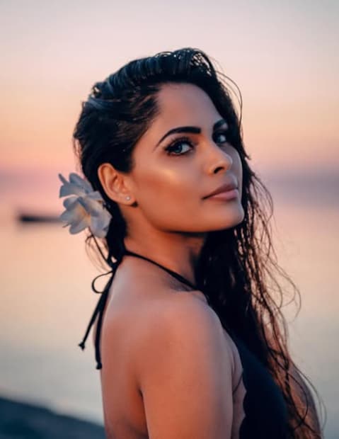  नरविनीने त्यावेळी शिक्षण आणि करिअरमुळे पोलीस तक्रार दाखल न करण्याचा निर्णय घेतला. पण आता सात वर्षांनी तिने हा प्रकार जाहिरपणे सांगितला आहे. त्यामुळे अभिनेत्रीच्या चाहत्यांना मोठा धक्का बसला आहे.'सिनमकोल’ आणि ‘उयिरवराय इनिथाय’ या चित्रपटांत नरविनी मुख्य भूमिकेत झळकली आहे.