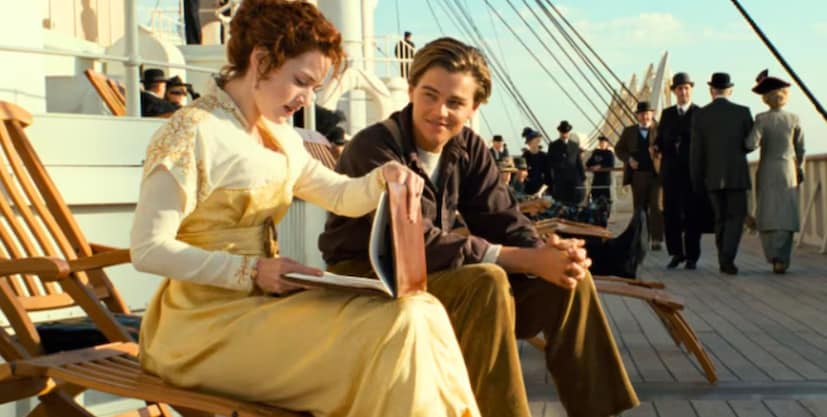  ब्लॉकबस्टर चित्रपटाच्या प्रभावशाली कथानकातील प्रत्येक फ्रेमसोबत प्रेक्षक स्वत:ला जोडून ठेवत असे. या चित्रपटासंबंधी अनेक गोष्टी सोशल मीडियावर आजही वारंवार ट्रेंड करतात. 1997 मध्ये आलेला 'टायटॅनिक' असं या चित्रपटाचं नाव आहे. हा एक अमेरिकन डिजास्टर चित्रपट आहे. जेम्स कॅमरूनने या चित्रपटाच्या लेखन आणि दिग्दर्शनाची धुरा सांभाळली आहे. 19 डिसेंबर 1997 रोजी हा चित्रपट रिलीज झाला होता. या चित्रपटात लियोनार्डो डिकॅप्रियो आणि केट विंसलेट मुख्य भूमिकेत होते.