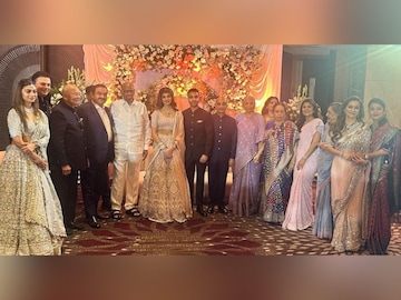 सुशील कुमारांच्या नातीचं लग्न, पण लक्ष वेधलं दोन माजी ‘मिसेस मुख्यमंत्री'नी; फोटो सोशल मीडियावर व्हायरल सुशील कुमारांच्या नातीचं लग्न, पण लक्ष वेधलं दोन माजी ‘मिसेस मुख्यमंत्री'नी; फोटो सोशल मीडियावर व्हायरल