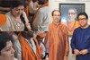 ठाकरे बंधूंच्या युतीची मिठाई शर्मिला ठाकरेंनी वाटली? युतीच्या घोषणेआधीच मनोमिलन