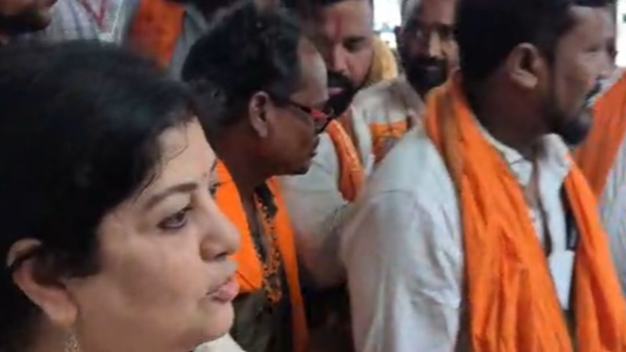 Raj Thackeray Dasara Melava : ठाकरेंचे मावळे राज भेटीसाठी 'शिवतीर्था'वर, शर्मिला वहिनींच्या कृतीने भारावले शिवसैनिक