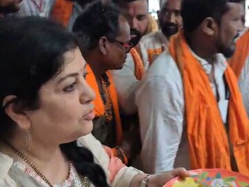 ठाकरेंचे मावळे राज भेटीसाठी 'शिवतीर्था'वर, शर्मिला वहिनींच्या कृतीने भारावले शिवसैनिक