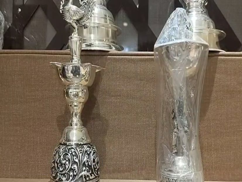 वाढती औद्योगिक मागणी: चांदीचा वापर सौर ऊर्जा, आर्टिफिशियल इंटेलिजन्स इंडस्ट्री आणि इलेक्ट्रिक वाहने यांसारख्या उदयोन्मुख क्षेत्रांमध्ये मोठ्या प्रमाणात वाढला आहे. यामुळे चांदीच्या भावात वेगाने वाढ होत आहे. 