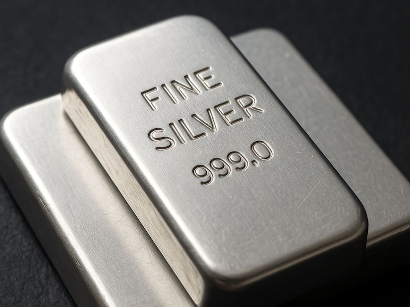 सराफ व्यावसायिक चेतन राजपूरेकर यांच्या मते, या दरवाढीमागे आंतरराष्ट्रीय कारणे प्रामुख्याने कारणीभूत आहेत. अमेरिकेतील वाढलेली महागाई आणि बेरोजगारी, चीनकडून चांदीची जोरदार खरेदी, तसेच जगातील अनेक भागांत सुरू असलेली युद्धजन्य परिस्थिती यांसारख्या जागतिक घडामोडींमुळे सोने आणि चांदीचे दर आगामी काळात सातत्याने वाढत राहण्याची शक्यता आहे. 